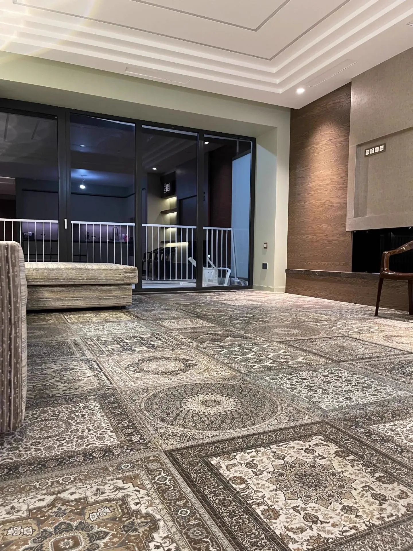 Апартаменты Hyatt — гостиная с камином