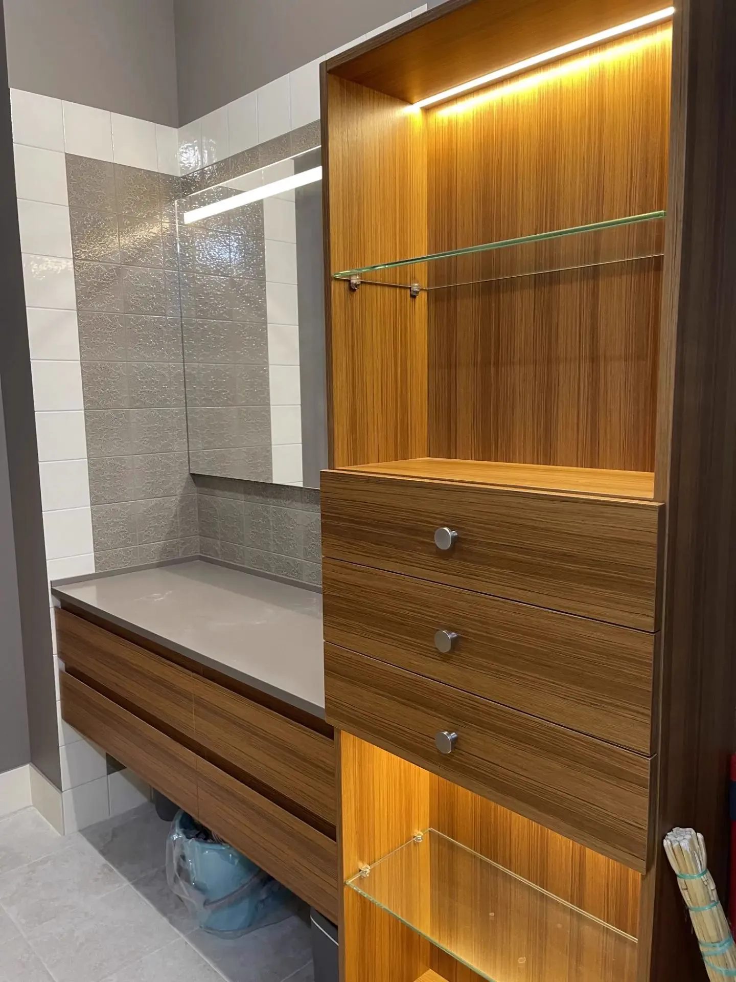 Апартаменты Hyatt — мебель в ванной комнате